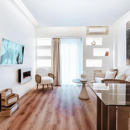 Luxury Apartment In The Heart Of The City - 1Br Афины Экстерьер фото