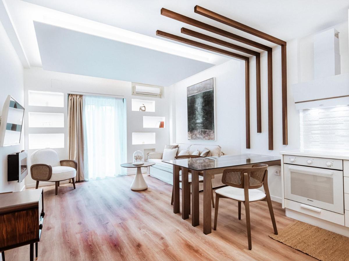 Luxury Apartment In The Heart Of The City - 1Br Афины Экстерьер фото