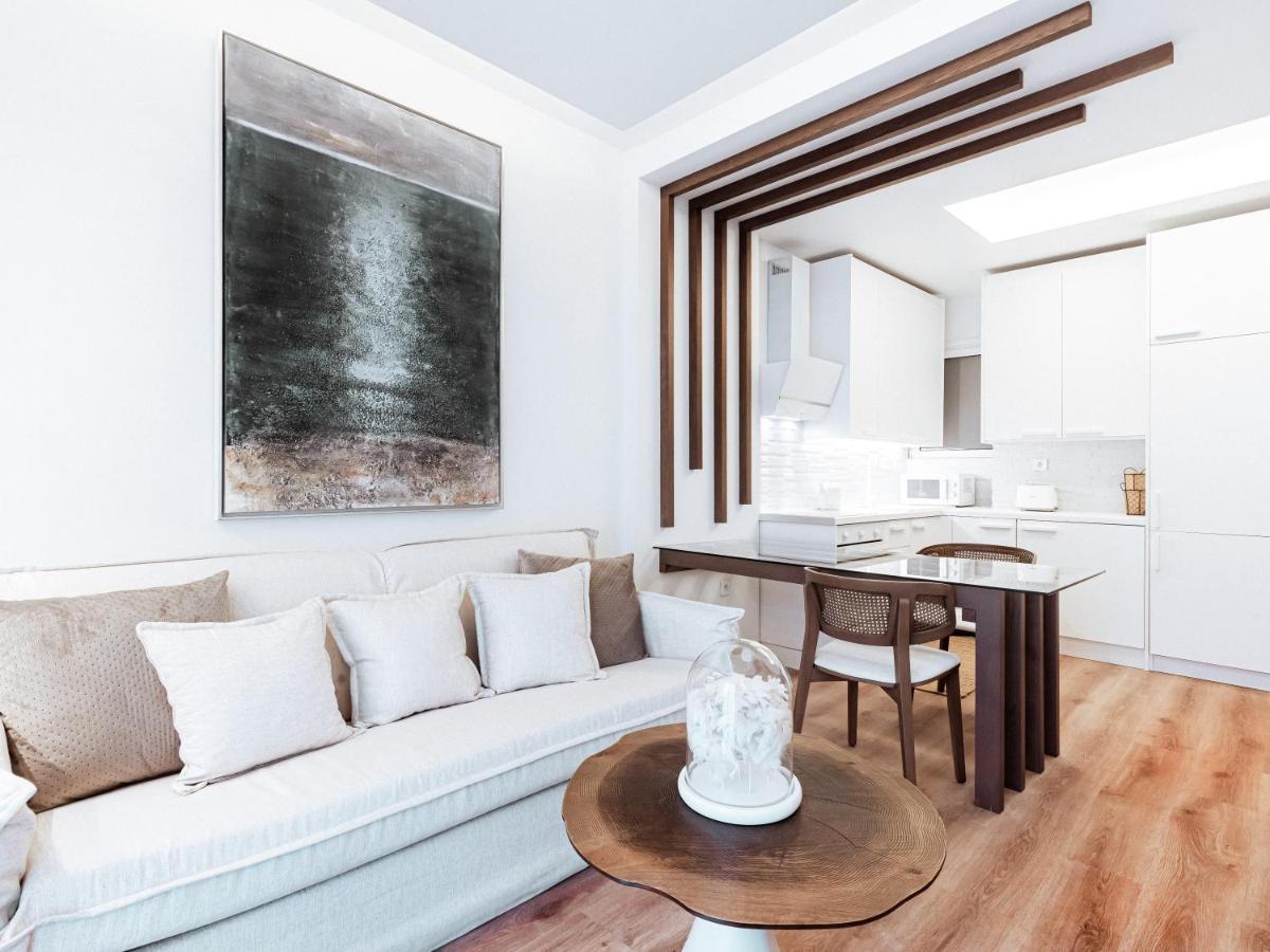 Luxury Apartment In The Heart Of The City - 1Br Афины Экстерьер фото