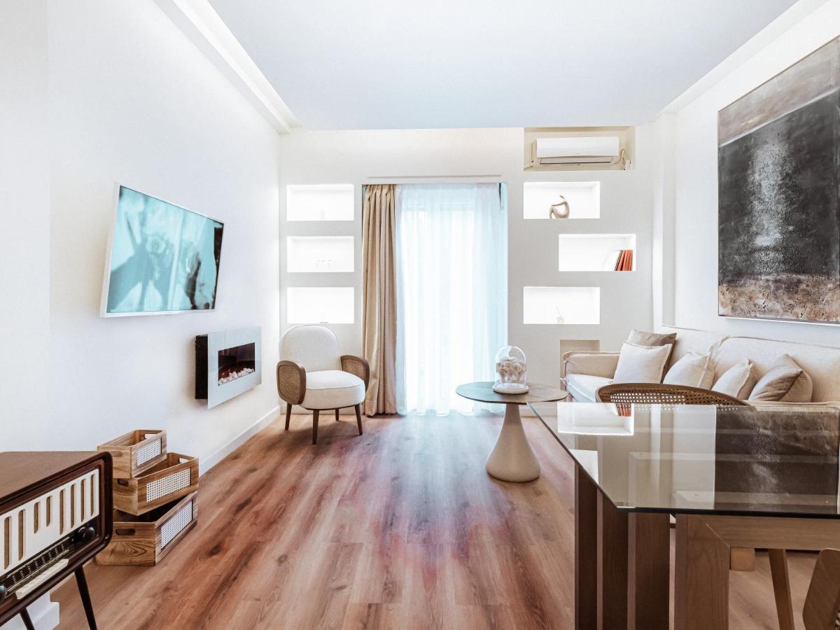 Luxury Apartment In The Heart Of The City - 1Br Афины Экстерьер фото