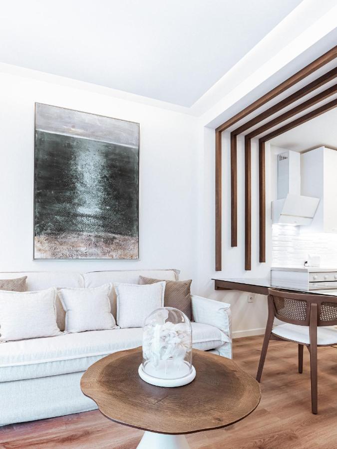 Luxury Apartment In The Heart Of The City - 1Br Афины Экстерьер фото