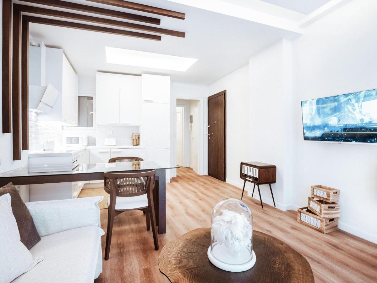 Luxury Apartment In The Heart Of The City - 1Br Афины Экстерьер фото